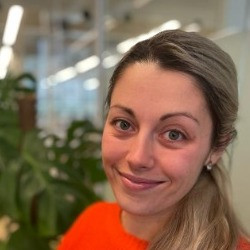 Portrait image of smiling woman